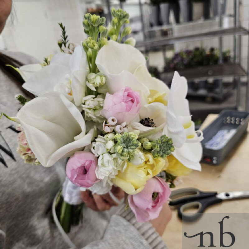 Håndbundet buket fra NetBuket.dk – blomster bestilling med levering i Ishøj