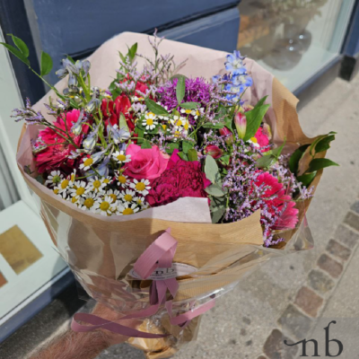 Blomster levering i Kastrup (2770) – håndbundet buket fra NetBuket.dk klar til lokal udbringning.