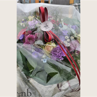 Håndbundet buket klar til blomster udbringning i Albertslund fra NetBuket.dk.