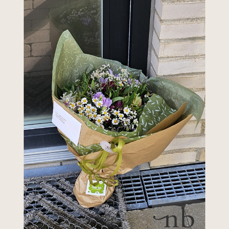 Frisk håndbundet buket med blomster udbringning i Ishøj fra NetBuket.dk