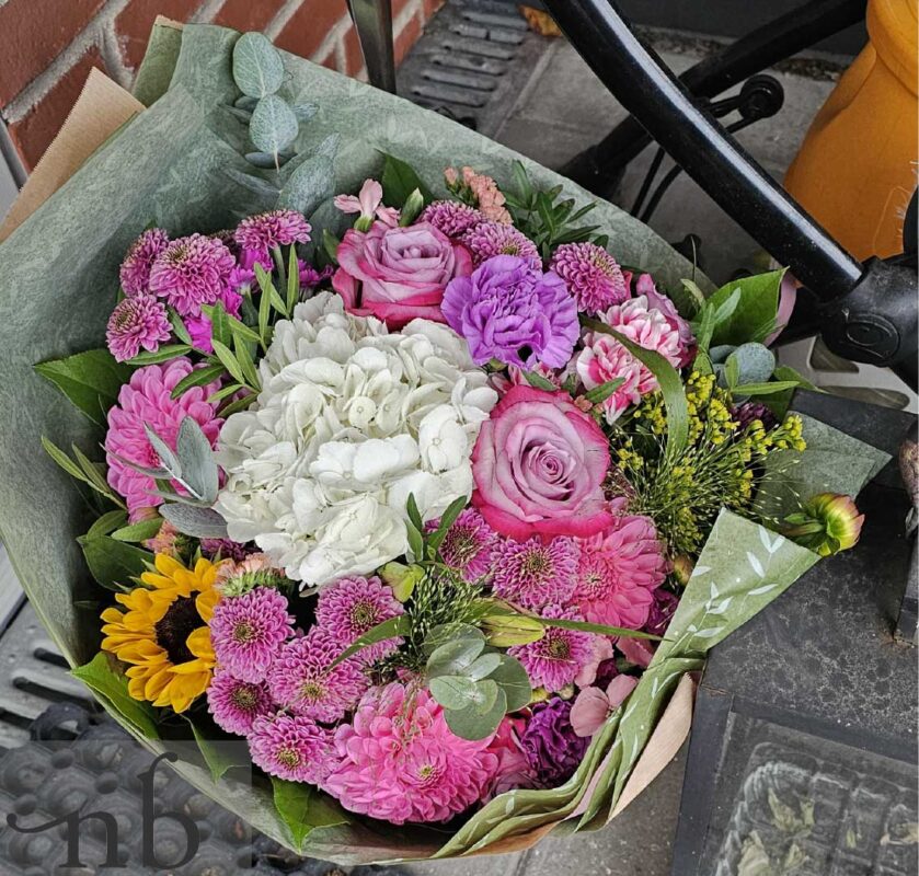 Håndbundet buket fra NetBuket.dk – blomsterhandler med levering i Albertslund