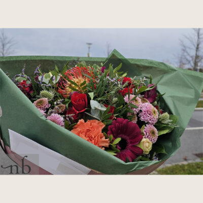 Frisk håndbundet buket fra NetBuket.dk – blomsterhandler med levering i Ishøj