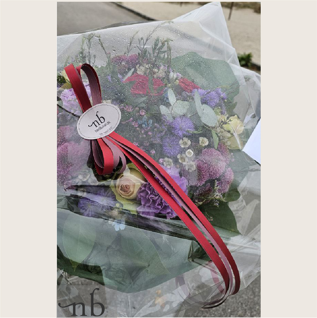 Frisk håndbundet buket fra NetBuket.dk – blomsterhandler i Kastrup (2770) med lokal levering.