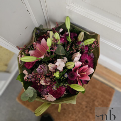 Frisk håndbundet blomsterbuket med levering i Ishøj fra NetBuket.dk