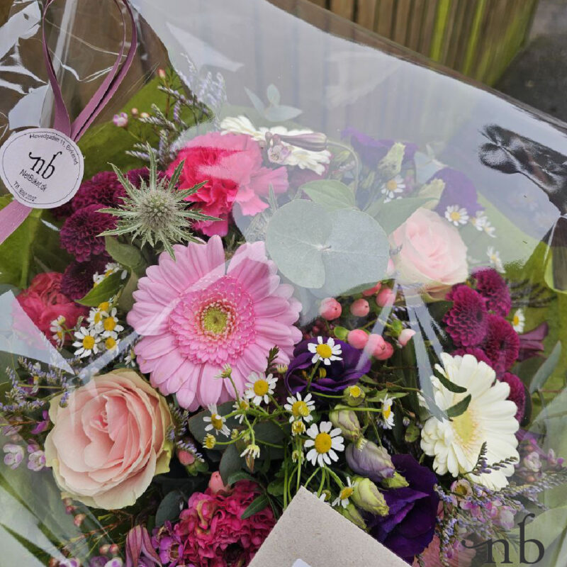 Friske blomster i Kastrup (2770) – håndbundet buket fra NetBuket.dk med lokal levering og harmonisk udtryk.