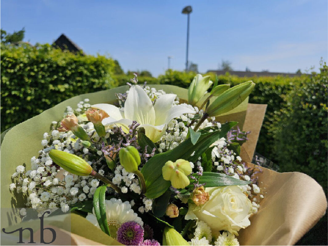 Håndbundet buket fra NetBuket.dk – online blomster med levering i Ishøj