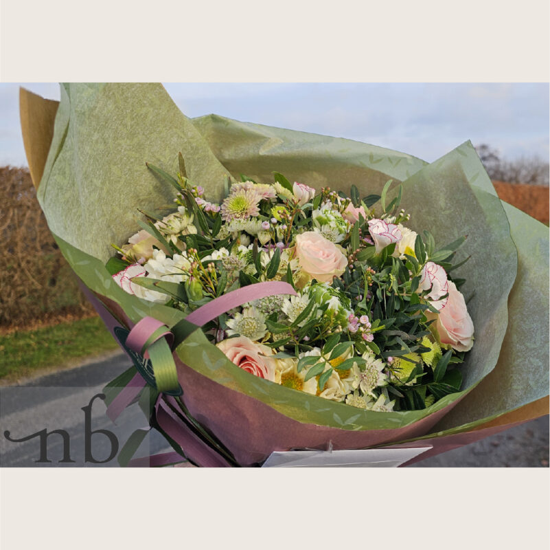 Blomster i København S (2300) – frisk håndbundet buket fra NetBuket.dk klar til levering.