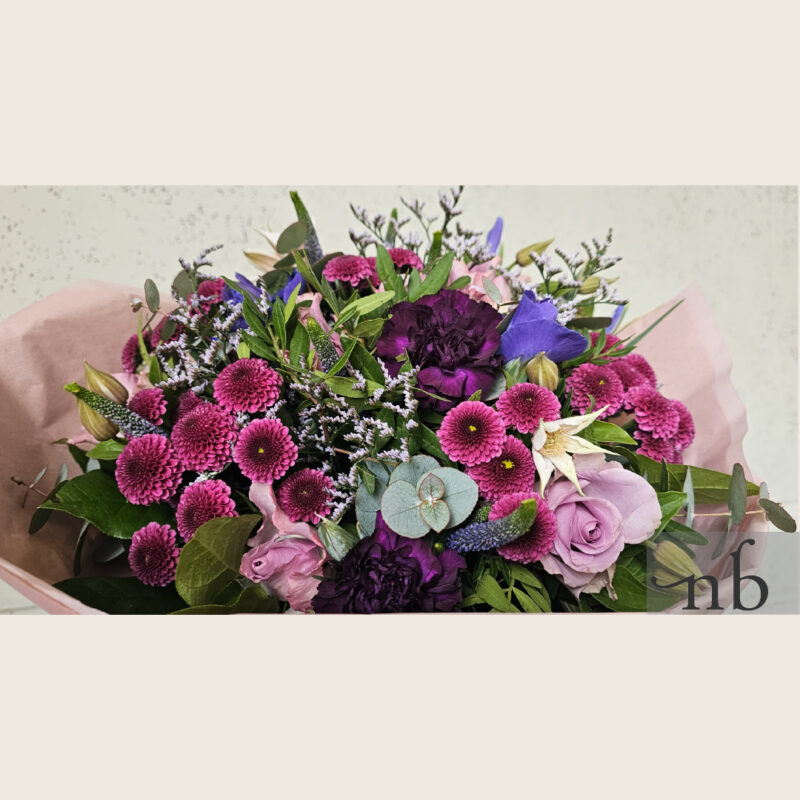 Blomster udbringning Frederiksberg C – håndbundet buket fra NetBuket.dk klar til levering.