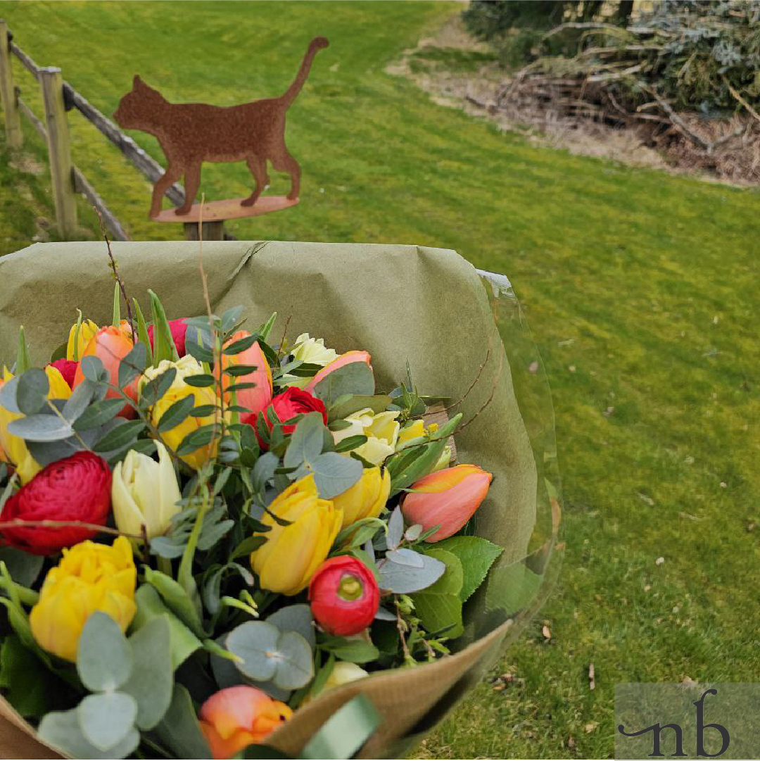 Blomster udbringning København S (2300) – håndbundet buket fra NetBuket.dk klar til levering.