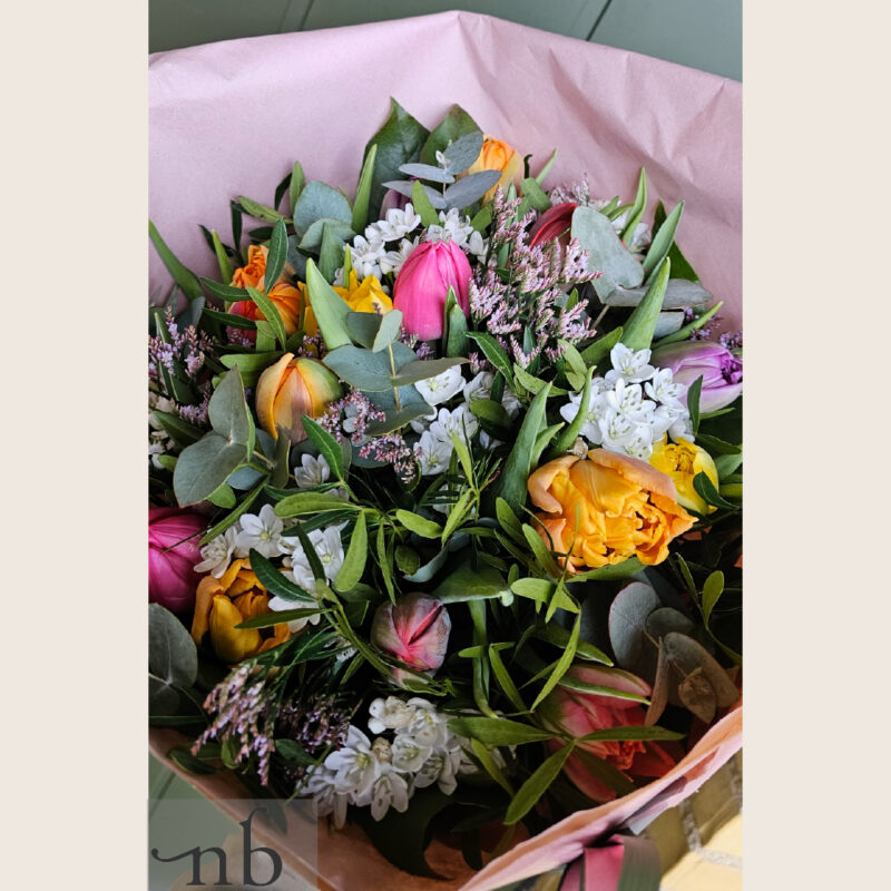 Blomster udbringning København V – håndbundet buket fra NetBuket.dk klar til levering til hjem eller arbejdsplads.