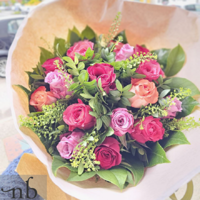 Blomsterbutik København V – håndbundet buket fra NetBuket.dk klar til levering til hjem eller arbejdsplads.