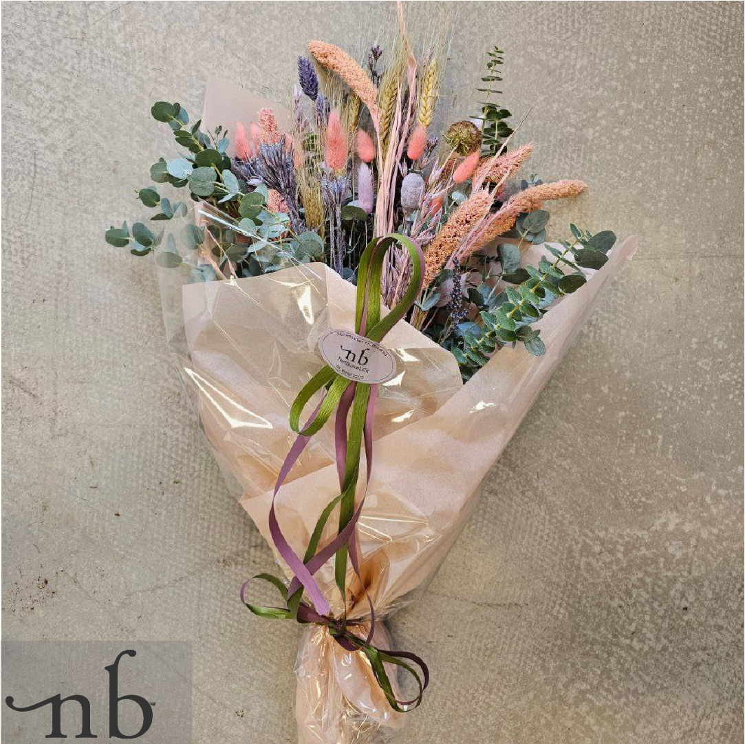 Friske blomster København S (2300) – håndbundet buket med grønt fra NetBuket.dk klar til levering.