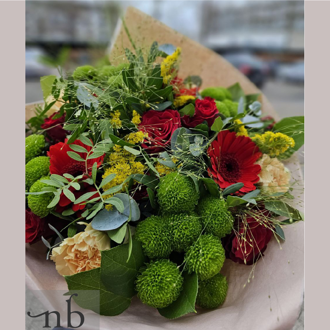 Online blomster København V – håndbundet buket fra NetBuket.dk klar til levering til hjem eller arbejdsplads.